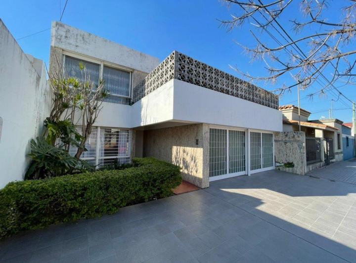 Casa · 246m² · 8 Ambientes · 2 Cocheras