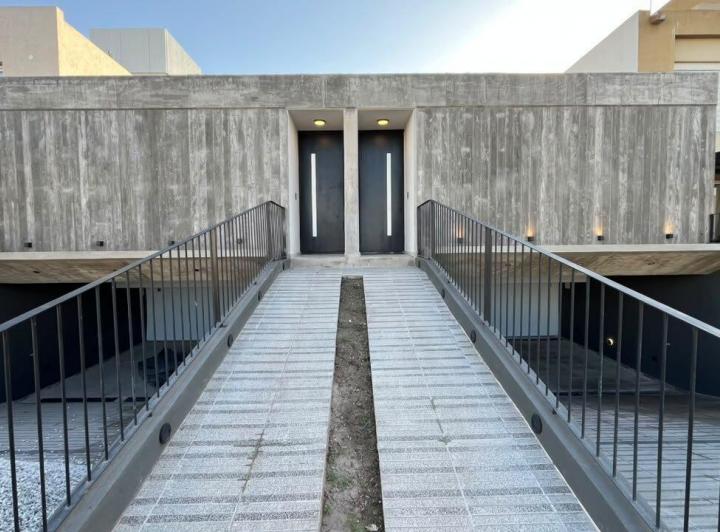Casa · 140m² · 8 Ambientes · 2 Cocheras