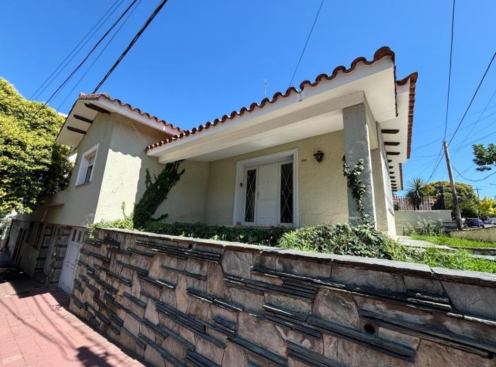 Casa · 200m² · 10 Ambientes · 2 Cocheras