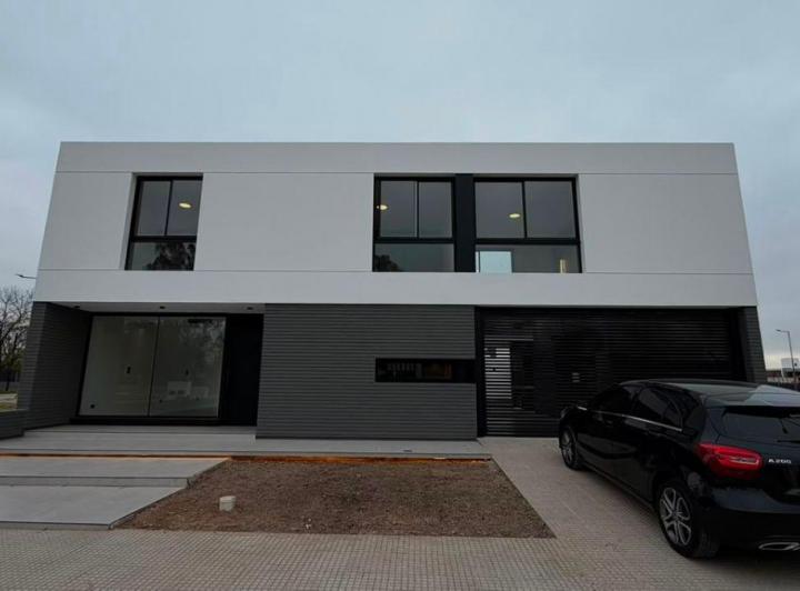 Casa · 264m² · 5 Ambientes · 4 Cocheras