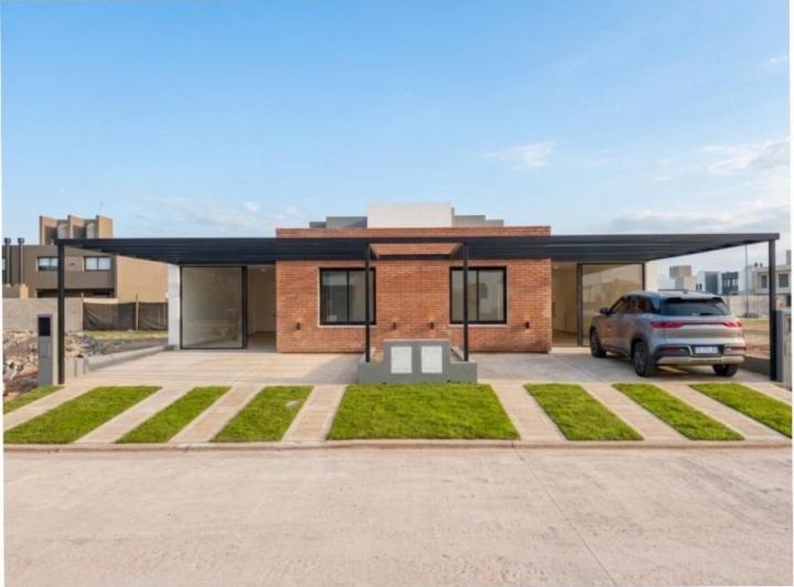 Casa · 182m² · 4 Ambientes · 1 Cochera