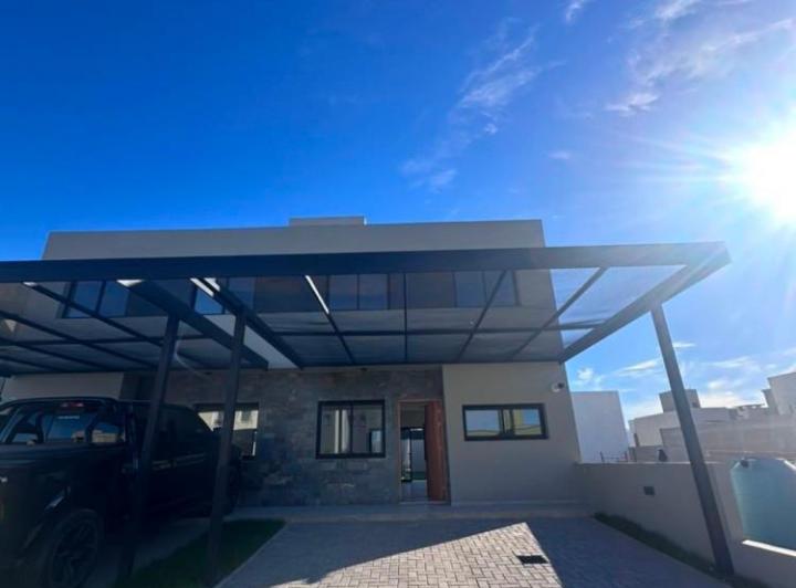 Casa · 120m² · 3 Ambientes · 2 Cocheras