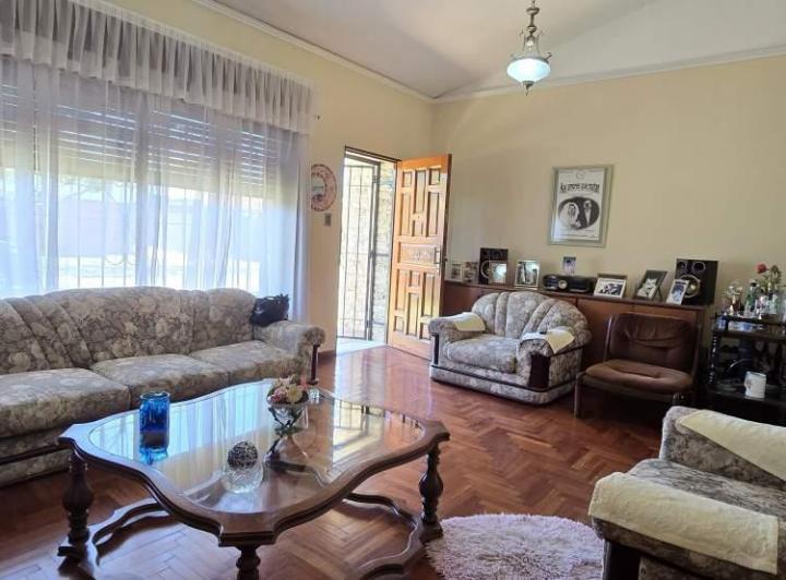 Casa · 220m² · 6 Ambientes · 4 Cocheras