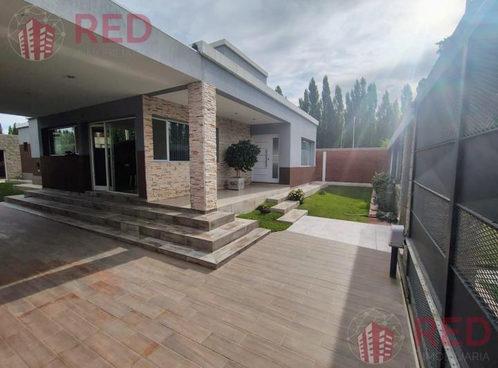 Casa · 223m² · 6 Ambientes · 1 Cochera