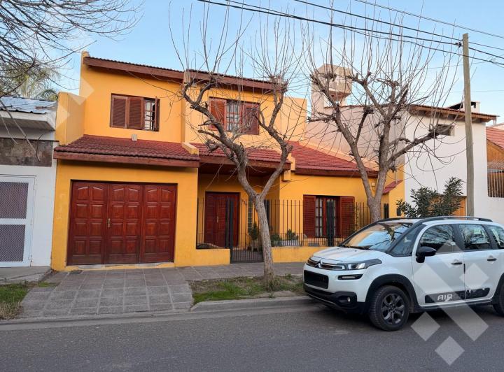 Casa · 213m² · 5 Ambientes · 2 Cocheras