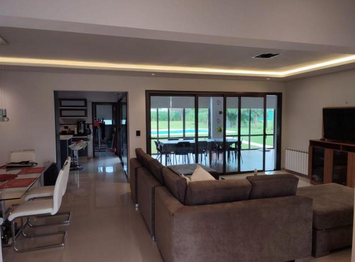 Casa · 346m² · 8 Ambientes · 4 Cocheras