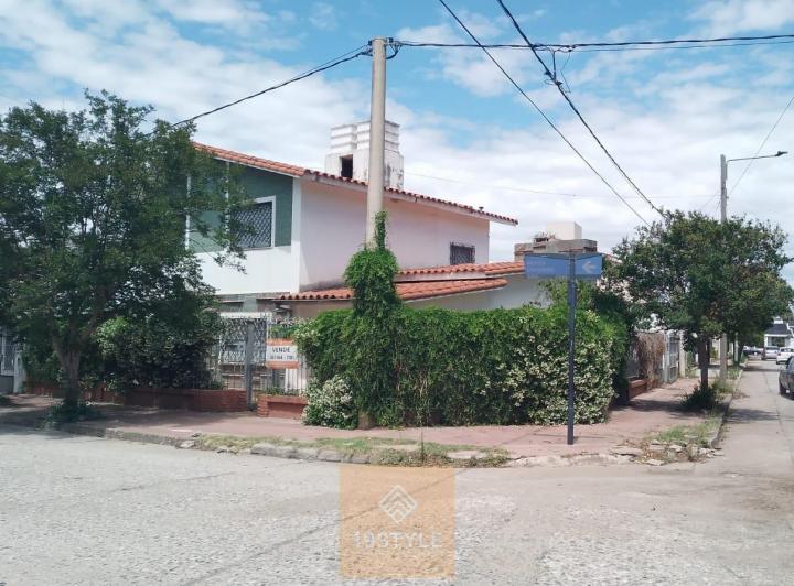 Casa · 254m² · 7 Ambientes · 2 Cocheras