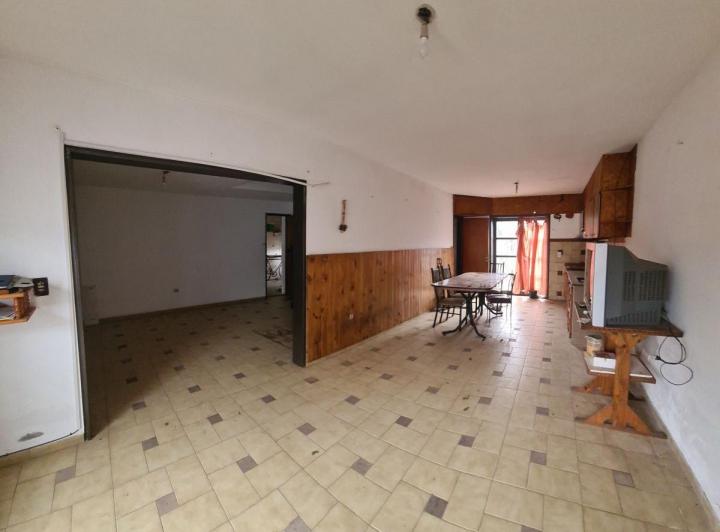 Casa · 230m² · 8 Ambientes · 1 Cochera