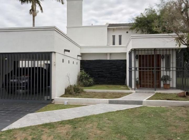 Casa · 275m² · 7 Ambientes · 2 Cocheras