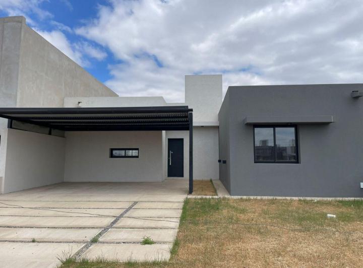 Casa · 95m² · 5 Ambientes · 2 Cocheras