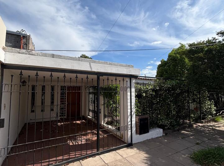 Casa · 200m² · 9 Ambientes · 1 Cochera