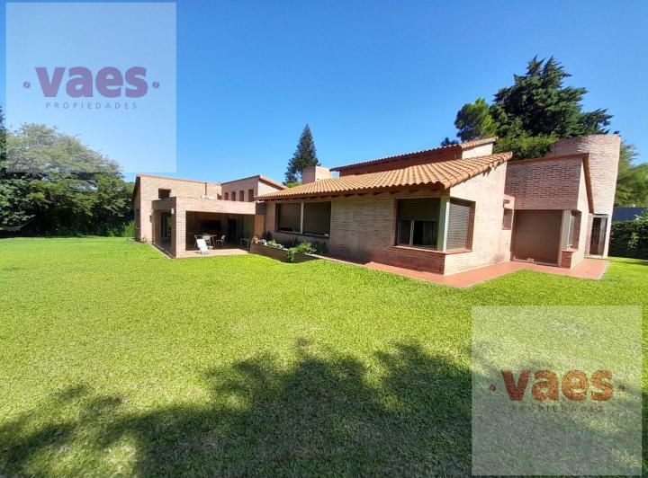Casa · 400m² · 9 Ambientes · 2 Cocheras