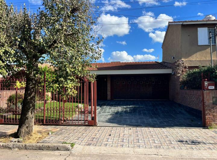 Casa · 293m² · 5 Dormitorios · 4 Cocheras