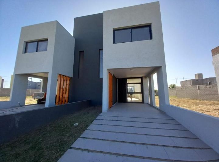 Casa · 122m² · 4 Ambientes · 2 Cocheras