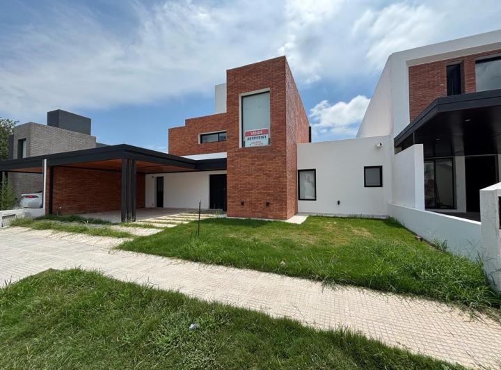 Casa · 300m² · 6 Ambientes · 2 Cocheras