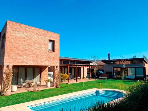 Casa en Venta en Countries y Barrios Cerrados en la Plata, Partido de La Plata