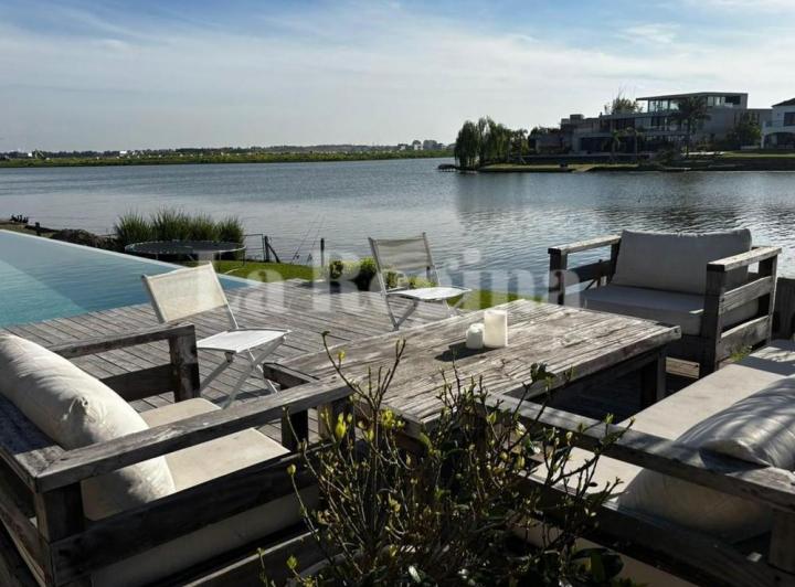 Casa · 400m² · 6 Ambientes · 6 Cocheras