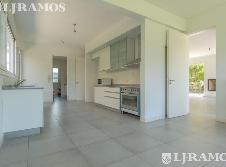 Casa · 260m² · 5 Ambientes · 4 Cocheras
