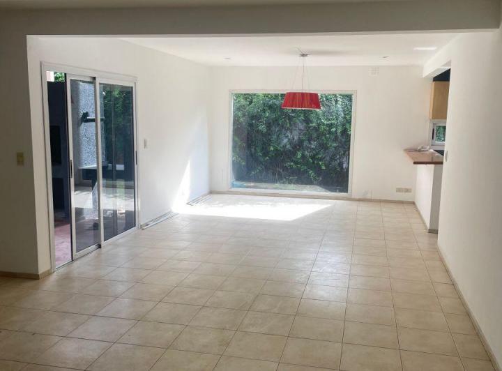 Casa · 300m² · 8 Ambientes · 2 Cocheras