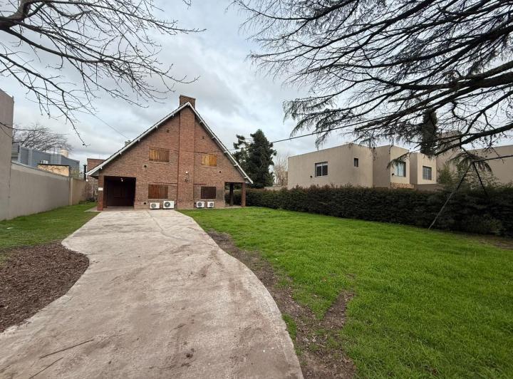 Casa · 200m² · 5 Ambientes · 2 Cocheras