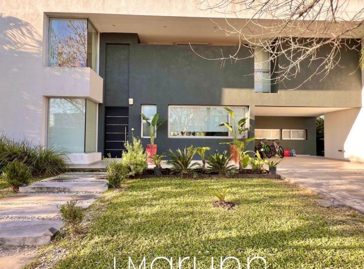Casa · 360m² · 5 Ambientes · 4 Cocheras