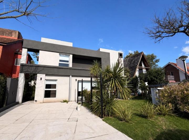 Casa · 204m² · 5 Ambientes · 1 Cochera