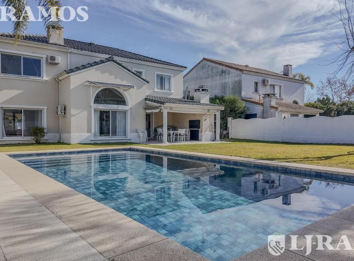 Casa · 250m² · 7 Ambientes · 3 Cocheras