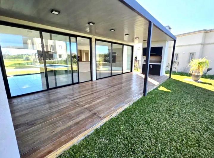 Casa · 151m² · 5 Ambientes · 2 Cocheras