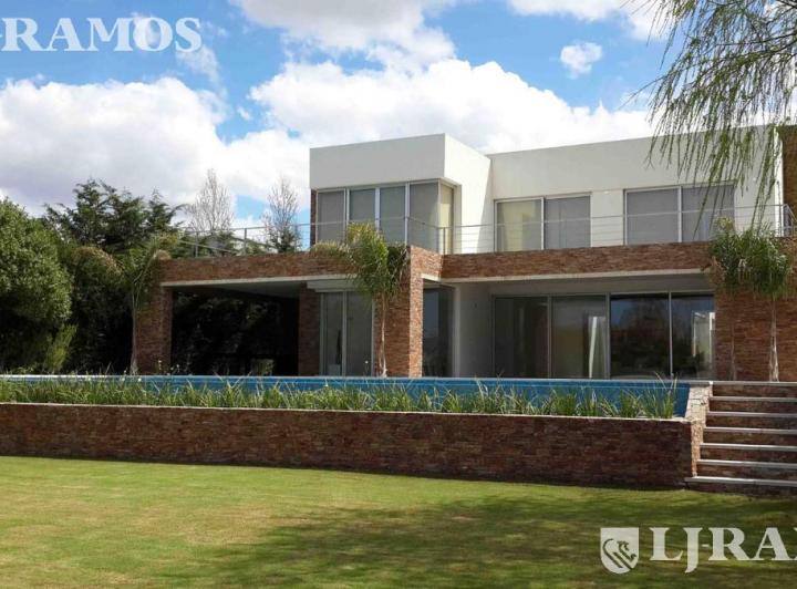 Casa · 450m² · 6 Ambientes