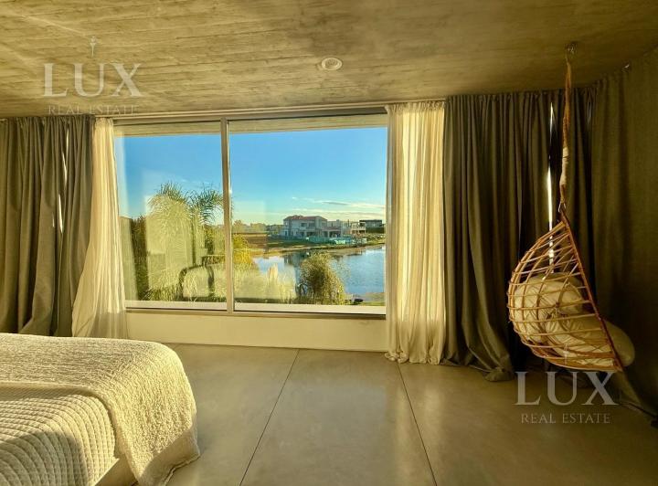 Casa · 320m² · 6 Ambientes · 4 Cocheras