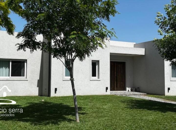Casa · 220m² · 4 Ambientes · 2 Cocheras