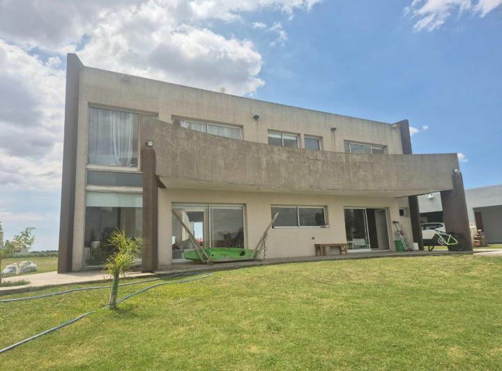 Casa · 155m² · 4 Ambientes · 2 Cocheras