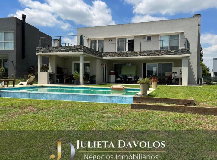 Casa · 240m² · 5 Ambientes · 2 Cocheras