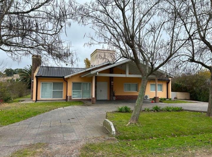 Casa · 250m² · 5 Ambientes · 2 Cocheras