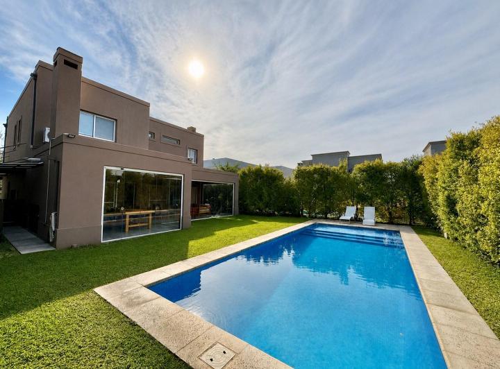 Casa · 205m² · 5 Ambientes · 2 Cocheras