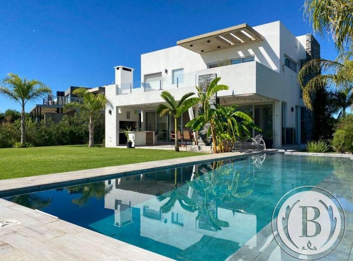 Casa · 214m² · 4 Ambientes · 1 Cochera
