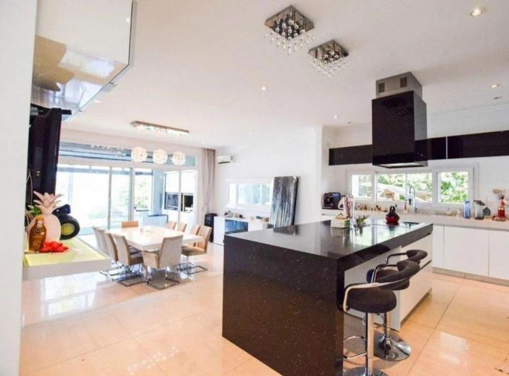 Casa · 420m² · 4 Ambientes · 2 Cocheras