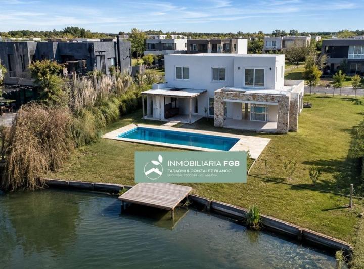 Casa · 270m² · 7 Ambientes · 6 Cocheras