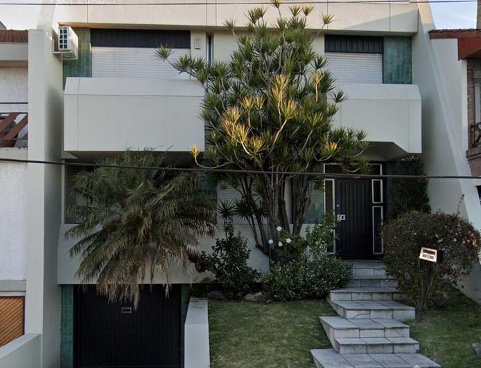 Casa · 230m² · 4 Ambientes · 2 Cocheras