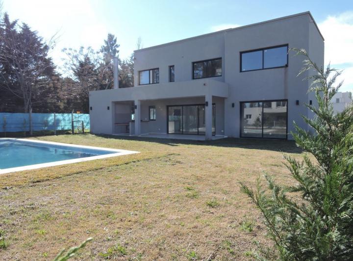 Casa · 240m² · 3 Dormitorios