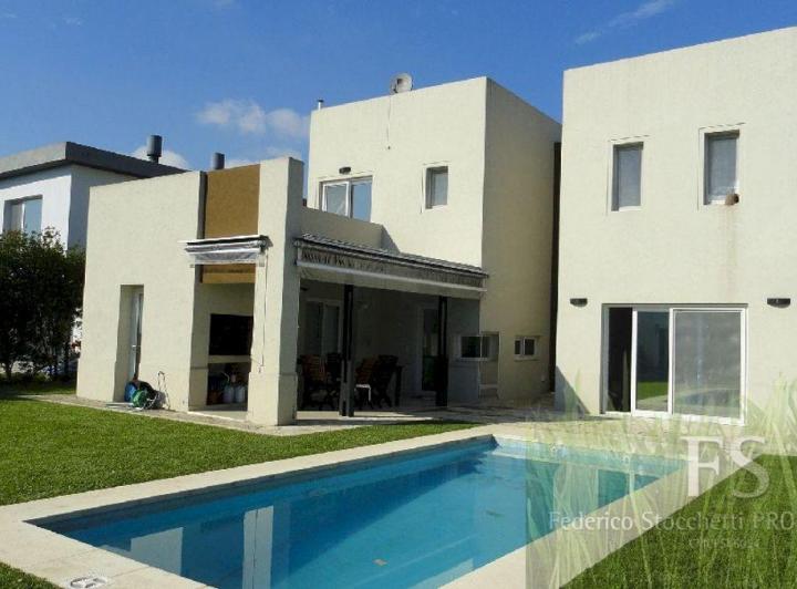 Casa · 220m² · 6 Ambientes · 2 Cocheras