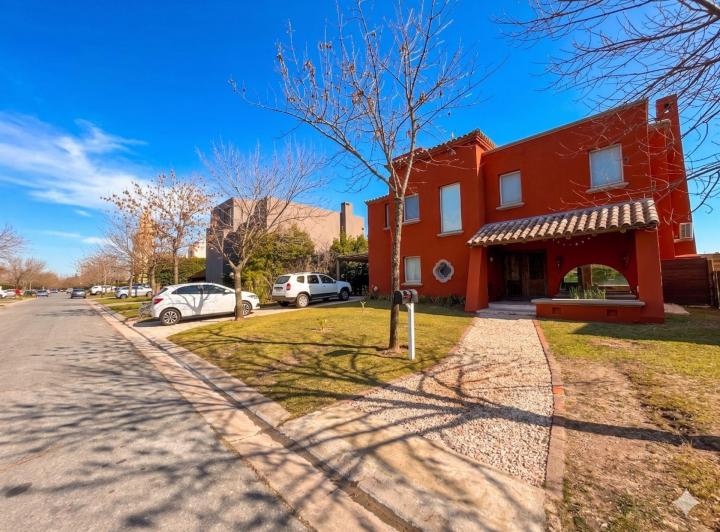 Casa · 210m² · 5 Ambientes · 3 Cocheras