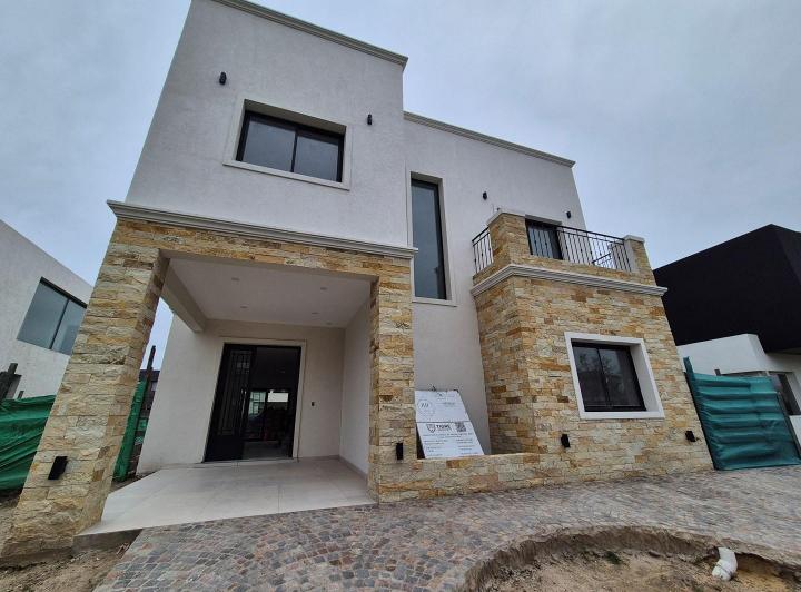 Casa · 214m² · 5 Ambientes · 3 Cocheras