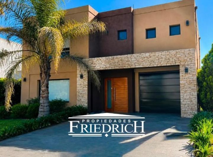 Casa · 189m² · 3 Ambientes · 4 Cocheras