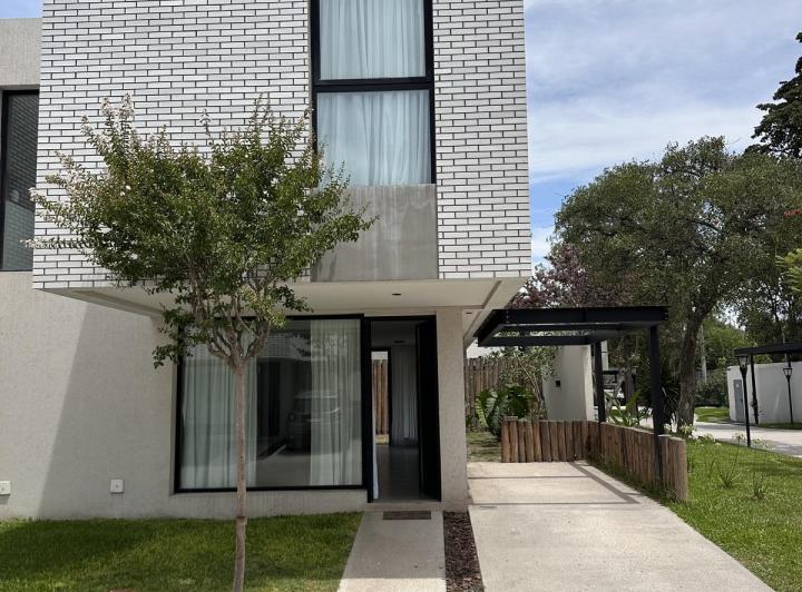 Casa · 120m² · 4 Ambientes · 2 Cocheras