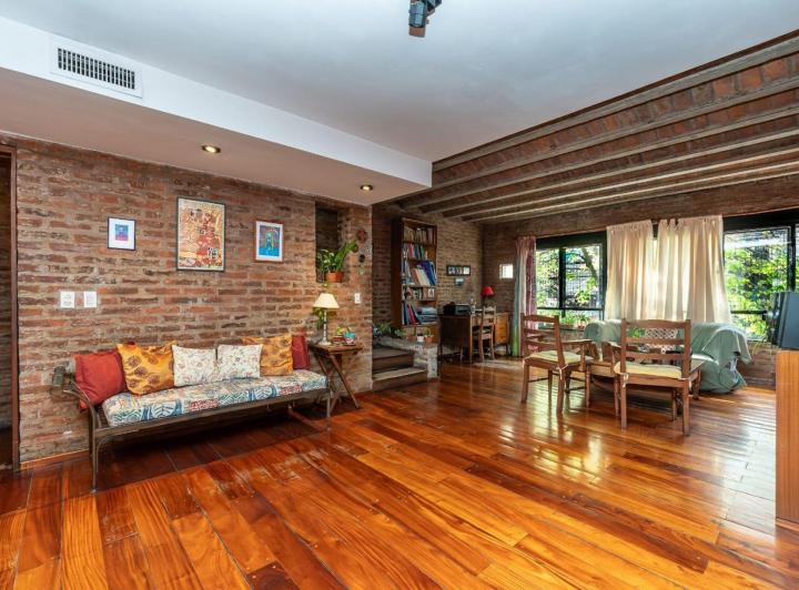 Casa · 232m² · 5 Ambientes · 2 Cocheras