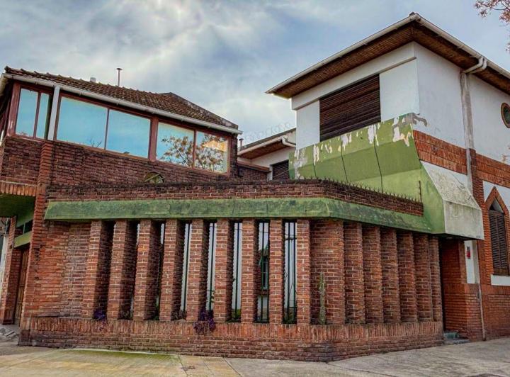 Casa · 173m² · 8 Ambientes · 2 Cocheras