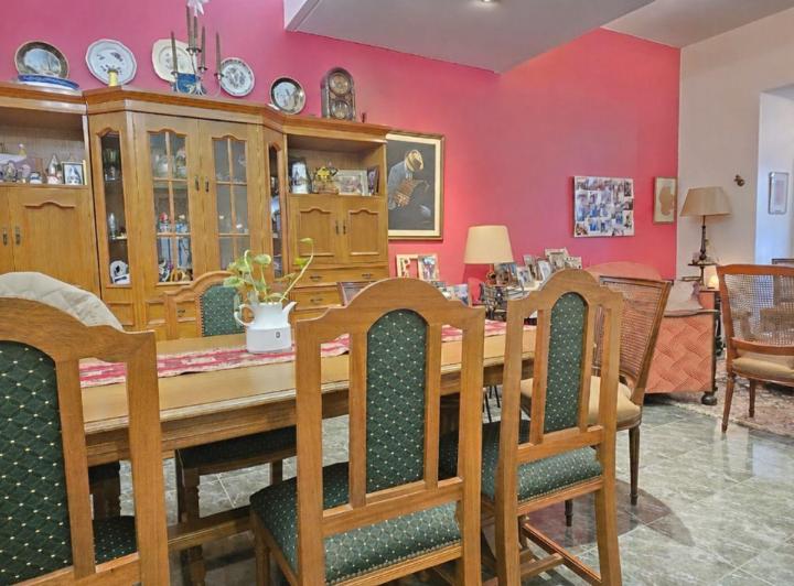 Casa · 210m² · 5 Ambientes · 1 Cochera