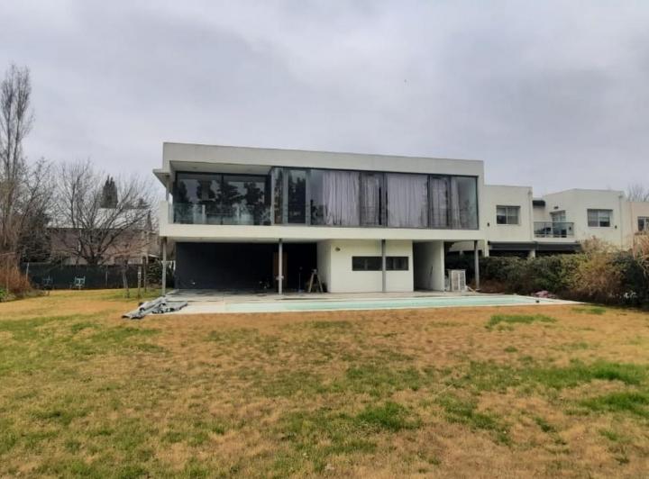 Casa · 200m² · 6 Ambientes · 2 Cocheras