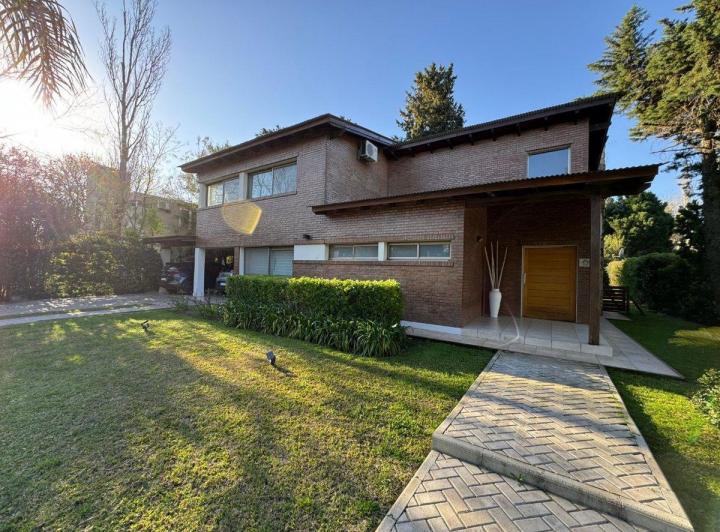 Casa · 270m² · 6 Ambientes · 2 Cocheras